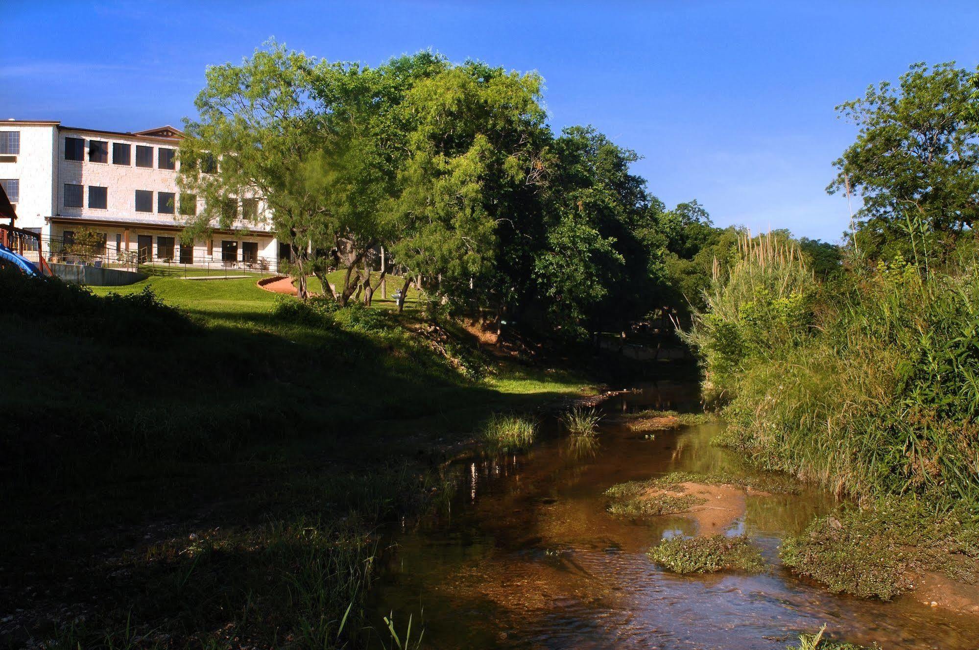 Inn On Barons Creek Фредериксберг Экстерьер фото